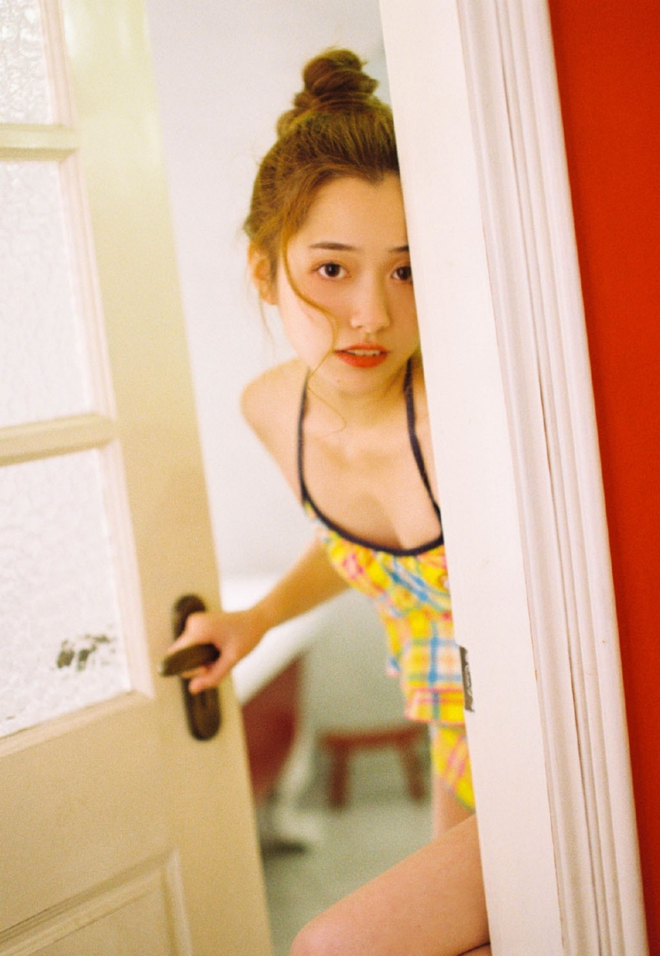 比基尼泳衣美女光滑牛奶肌姿态撩人图片