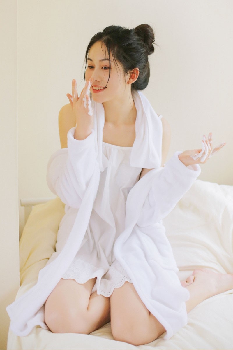 丸子头美女唇红齿白气色红润床上诱人图片