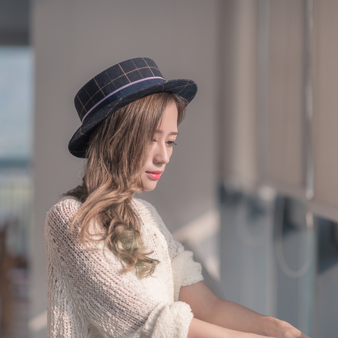 镂空透视装美女香唇卷发漂亮脸蛋百褶裙露细长美腿图片