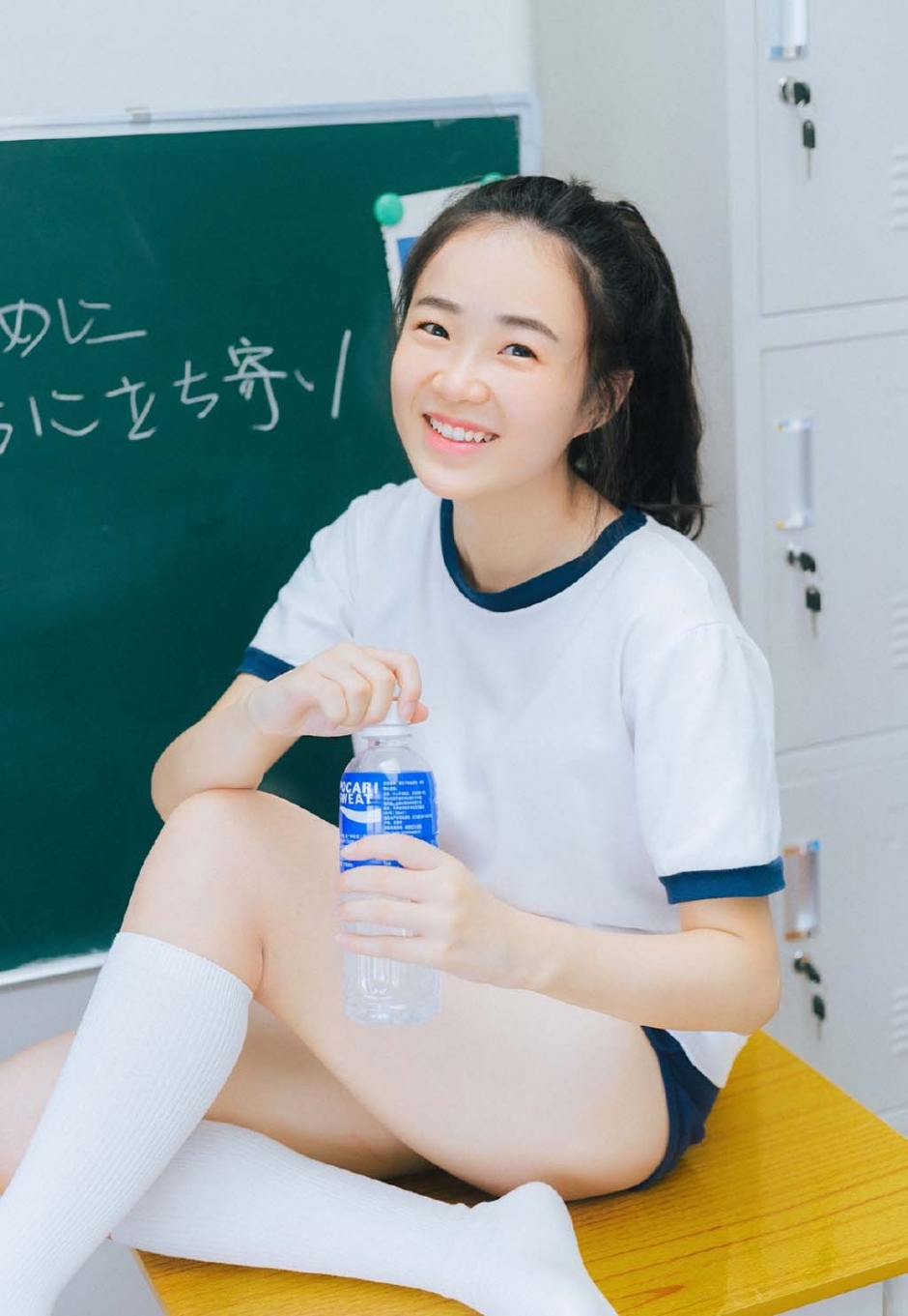 马尾美女校花运动服白丝长腿教室图片