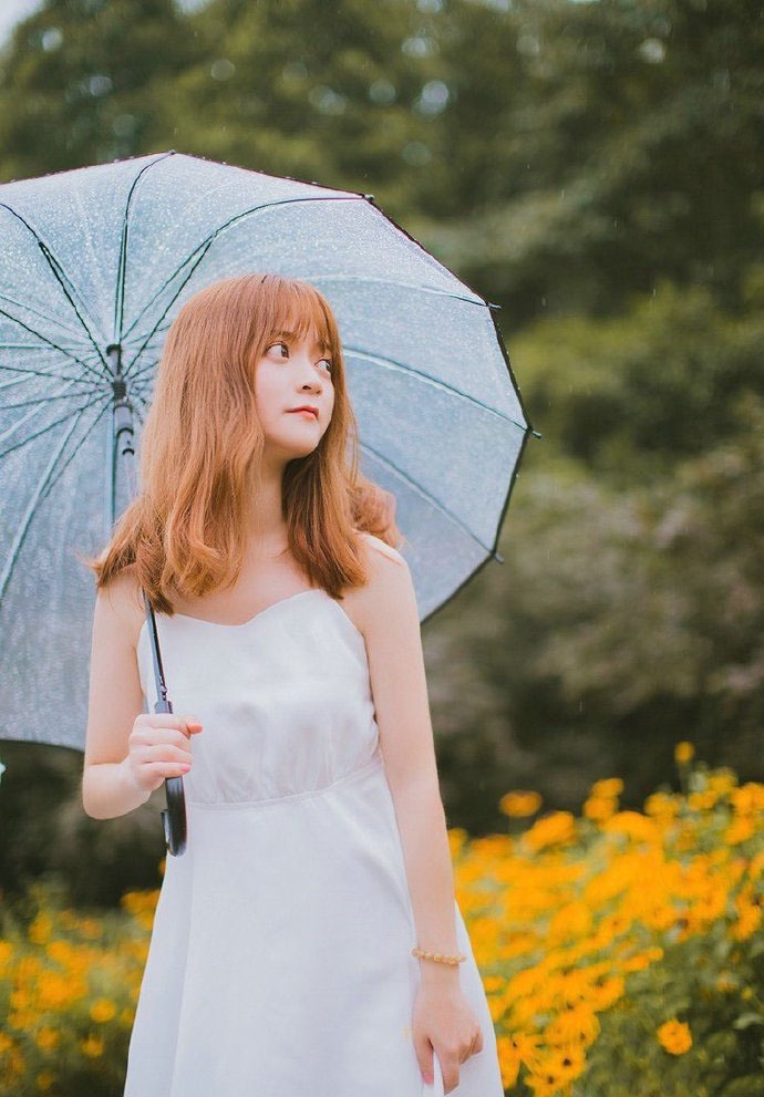 大眼萝莉美女吊带裙秀天鹅颈撑伞图片