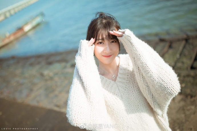 气质美女毛衣裙大玩下衣失踪秀美腿图片