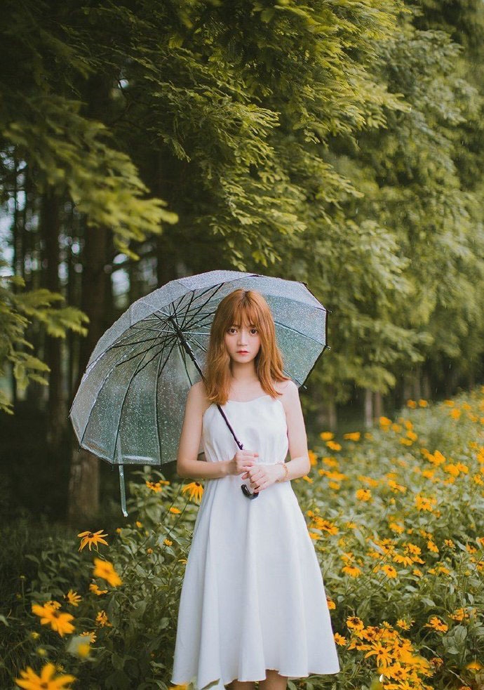 大眼萝莉美女吊带裙秀天鹅颈撑伞图片