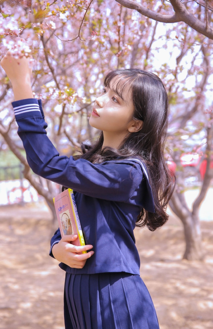 水手制服美女校花唇红齿白靓丽脸蛋图片