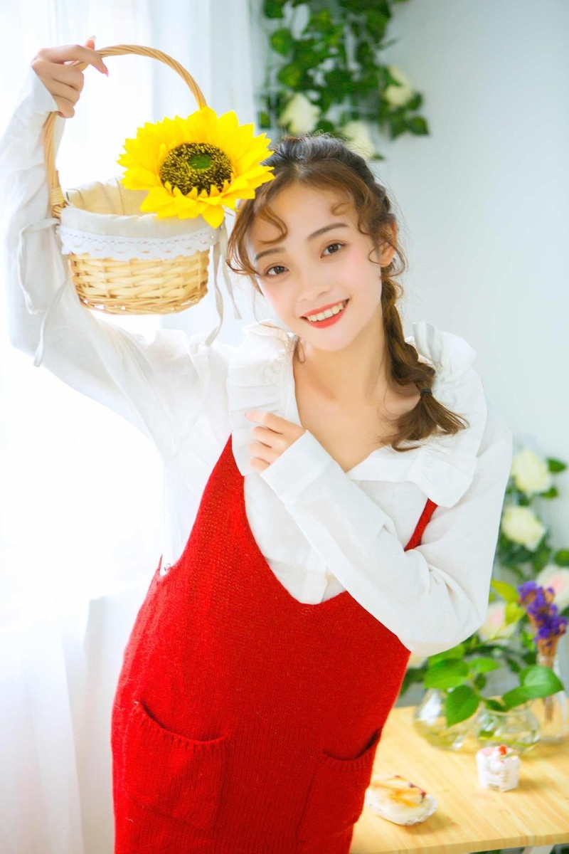向日葵麻花辫美女唇红齿白气色红润笑容甜美图片