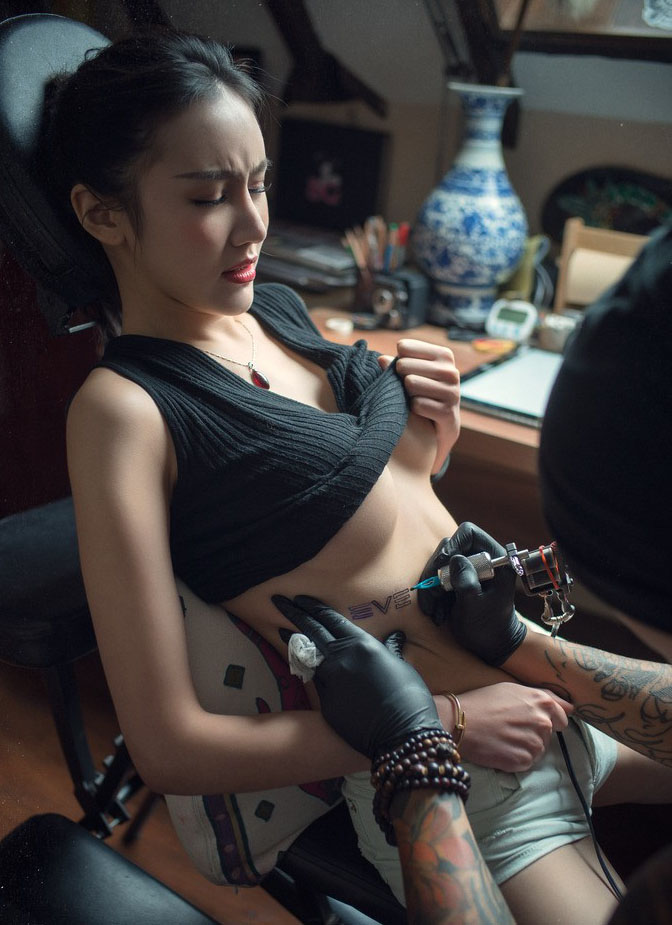 美女纹身艺术照