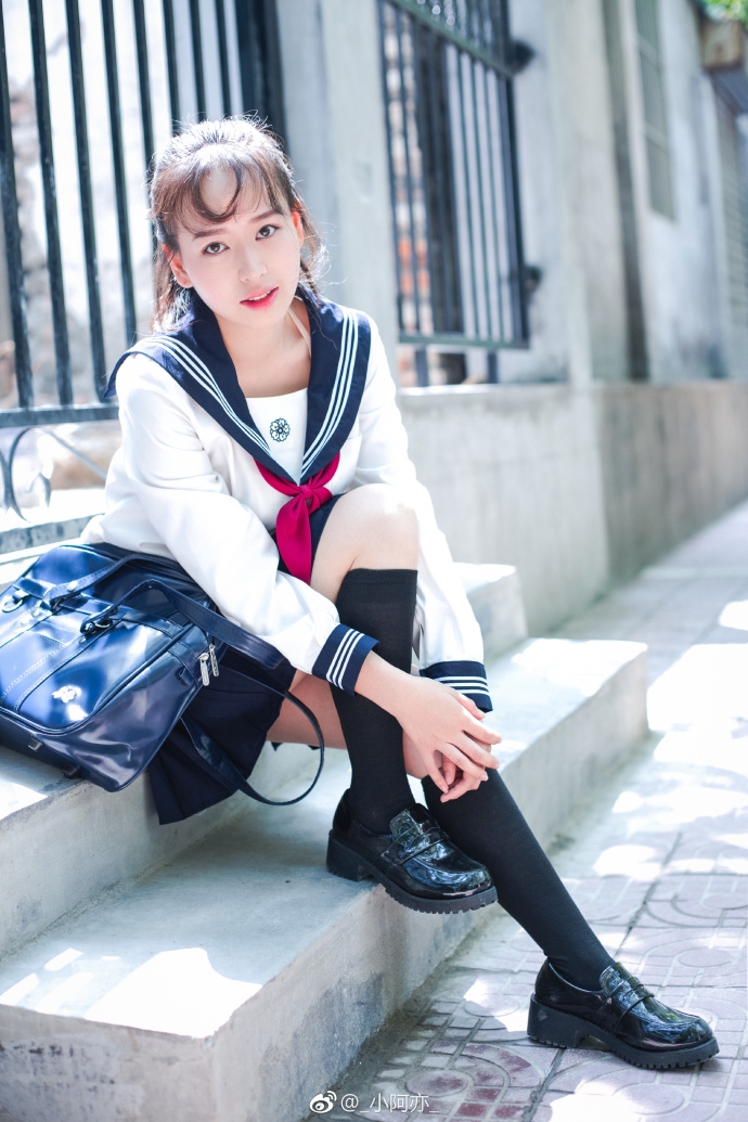 清纯学生妹俏皮马尾辫学院风制服图片