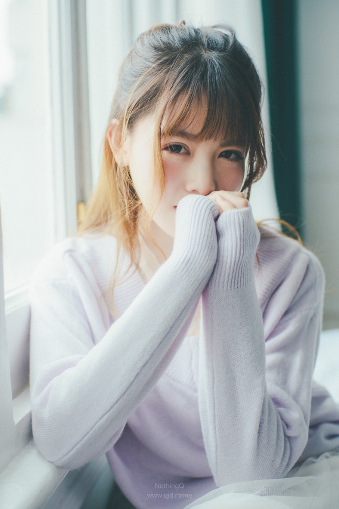 微卷长发美女脸蛋白里透红吐舌卖萌图片