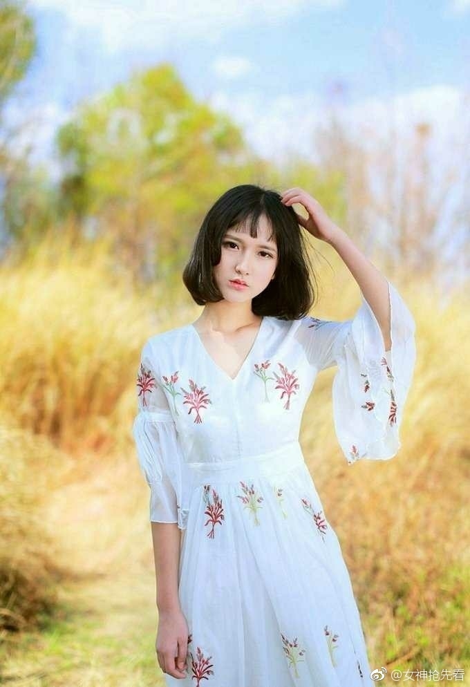 气质美女白色长裙蓬松短发精致眉眼图片