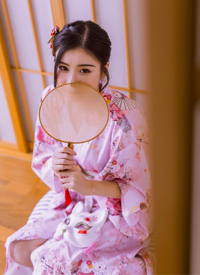 日本和服美女精致眉眼光滑牛奶肌图片