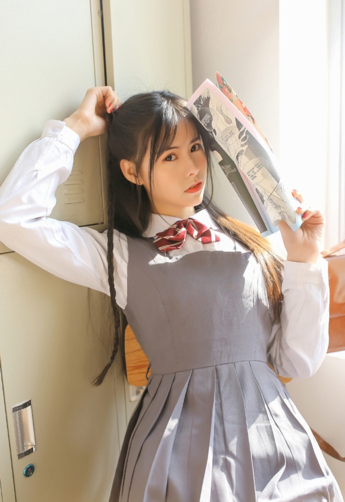 灰色制服美女学生精致编发漂亮脸蛋图片