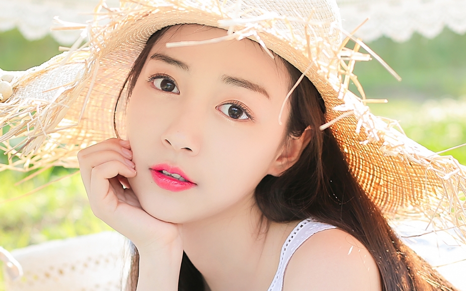 红唇雪肤美女精致瓜子脸户外野餐图片