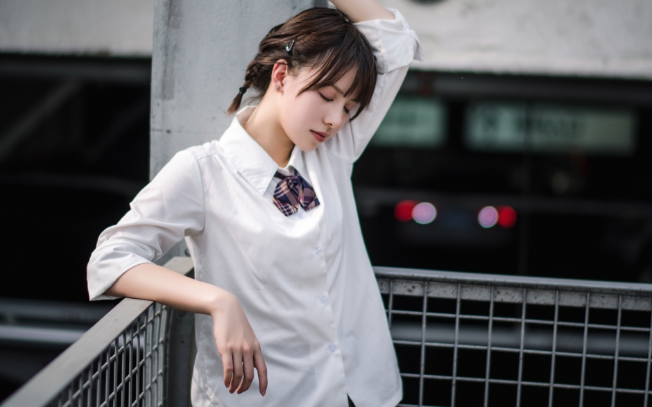俏皮短发美女学生妹校园制服街拍图片