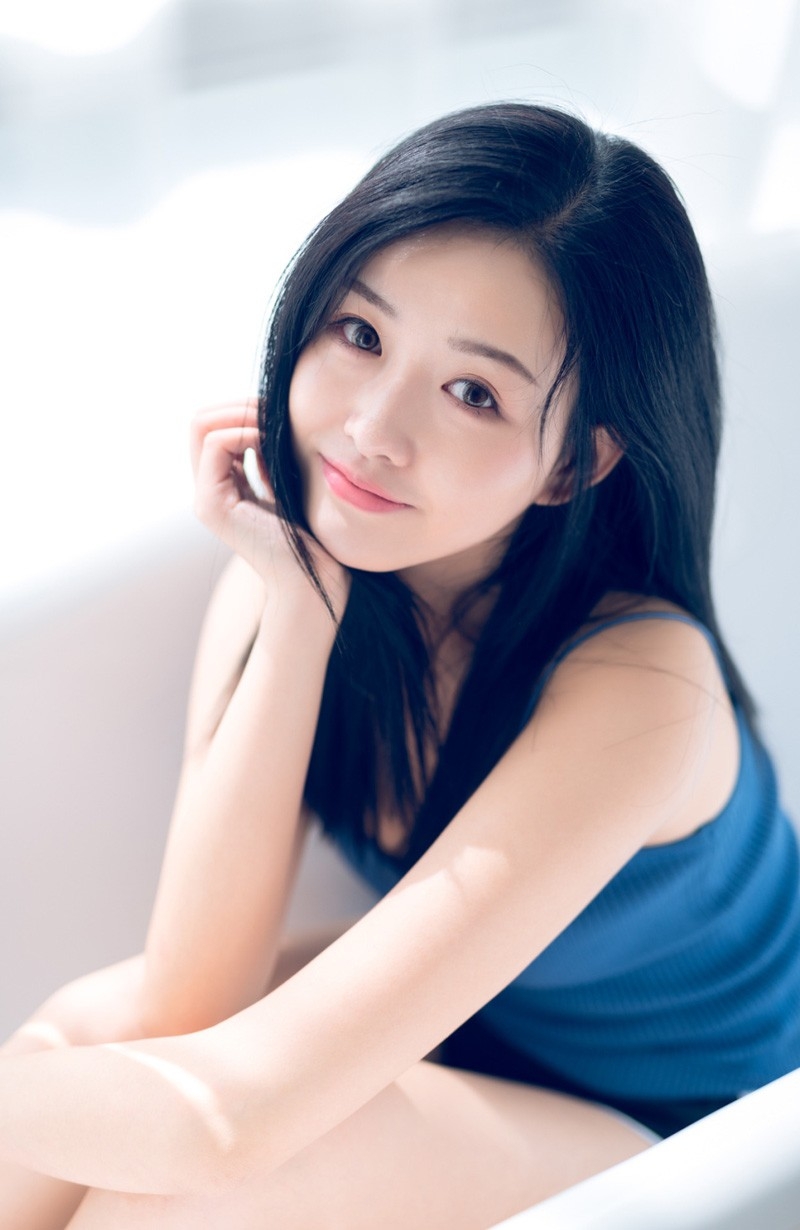 浴缸美女性感吊带露诱人香肩锁骨图片