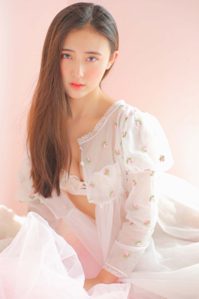小清新美女迷离大眼脸蛋泛红蕾丝纱裙露白嫩酥胸图片
