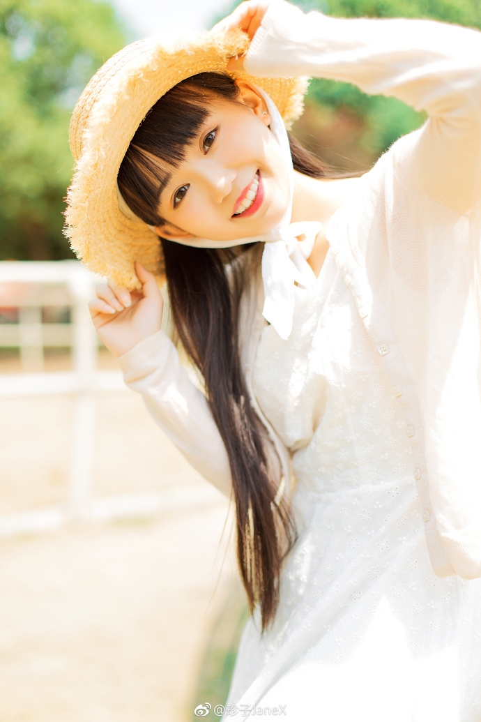 圆润娃娃脸美女头戴草帽白色长裙图片