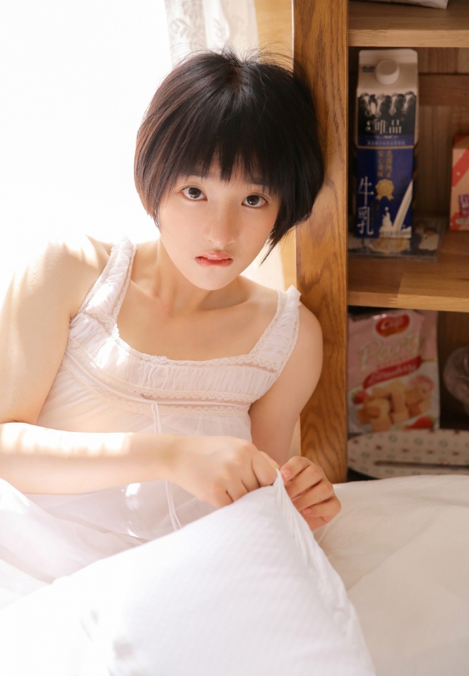 性感短发美女白色纱裙香肩美腿诱惑图片
