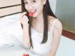 长发美女吊带睡裙白皙肌肤甜美笑容床上大胆图片
