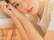 眉眼秀气画室美女白丝小细腿俏皮麻花辫嘟嘴卖萌图片
