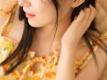 清纯美女吊带裙大秀香肩露齿甜笑图片