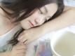 长发美女吊带睡裙半裸香肩白嫩美腿图片