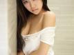 咬嘴唇美女图片