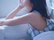 床上美女吊带睡衣白嫩肌肤露齿甜笑图片