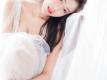 白色针织吊带衫美女短裤露修长筷子腿床上舒展手脚图片