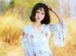 气质美女白色长裙蓬松短发精致眉眼图片