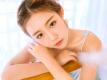 睫毛弯弯美女脸蛋白里透红蓬蓬裙露娇嫩牛奶肌图片